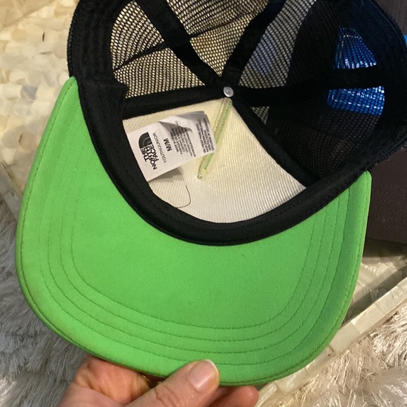 2 The north face hats . Green and brown - Picture 6 of 6
